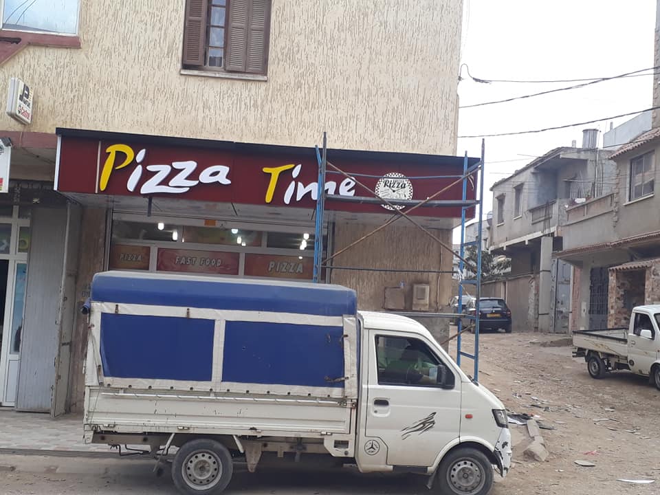 Fabricant et installateur d'enseignes lumineuses pour pizzeria restaurant à Marrakech