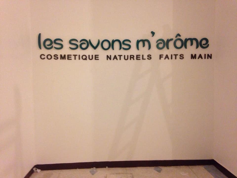 Panneau enseigne avec lettres 3D forex pour boutique magasin de cosmétique avec Habillage publicitaire en mdf. 