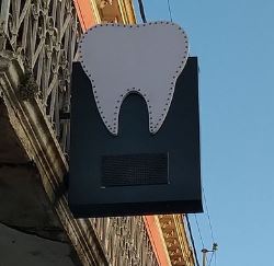 Installation de l'enseigne lumineuse pour dentiste.